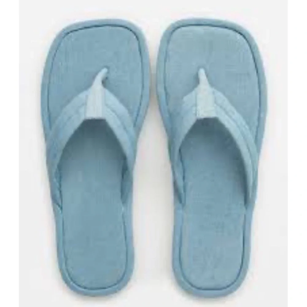 Aerie blue denim flip-flops. Size 7 NWT